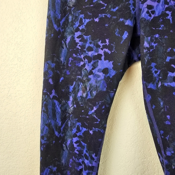 Lululemon Wunder Under Crop Leggings Blue Black Abstract Print Size 6 - Picture 6 of 14